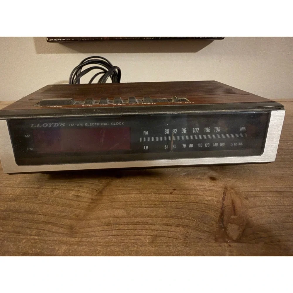 Vintage Lloyd's J202B AM FM Electronic Clock Radio Wood Grain Retro Alarm Clock